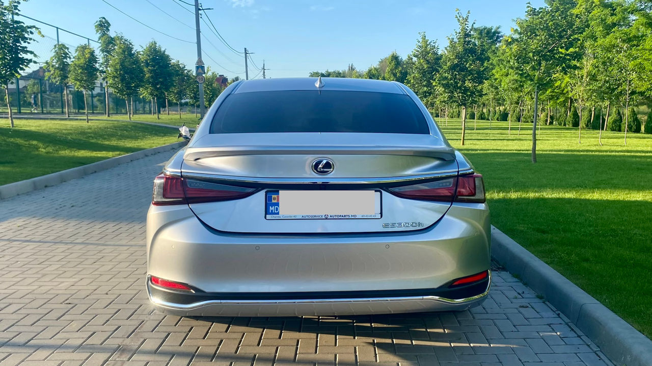 Lexus ES Series din 2024