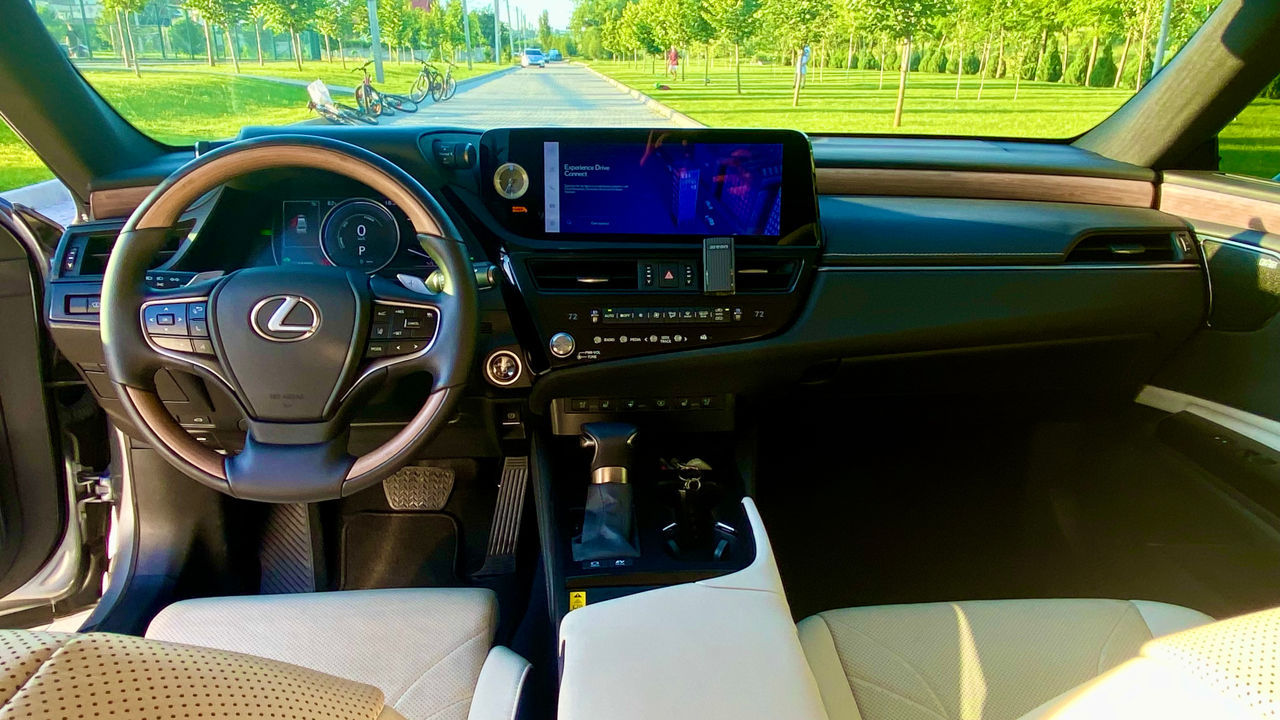 Lexus ES Series din 2024