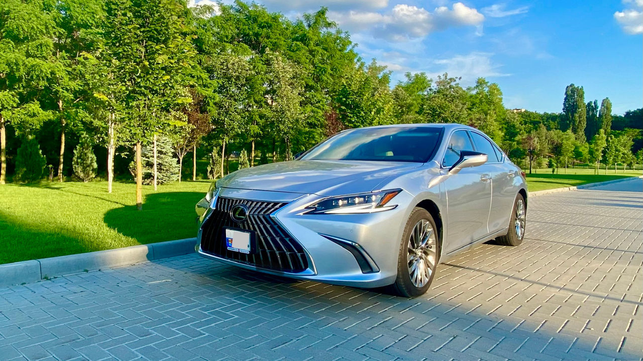 Lexus ES Series din 2024