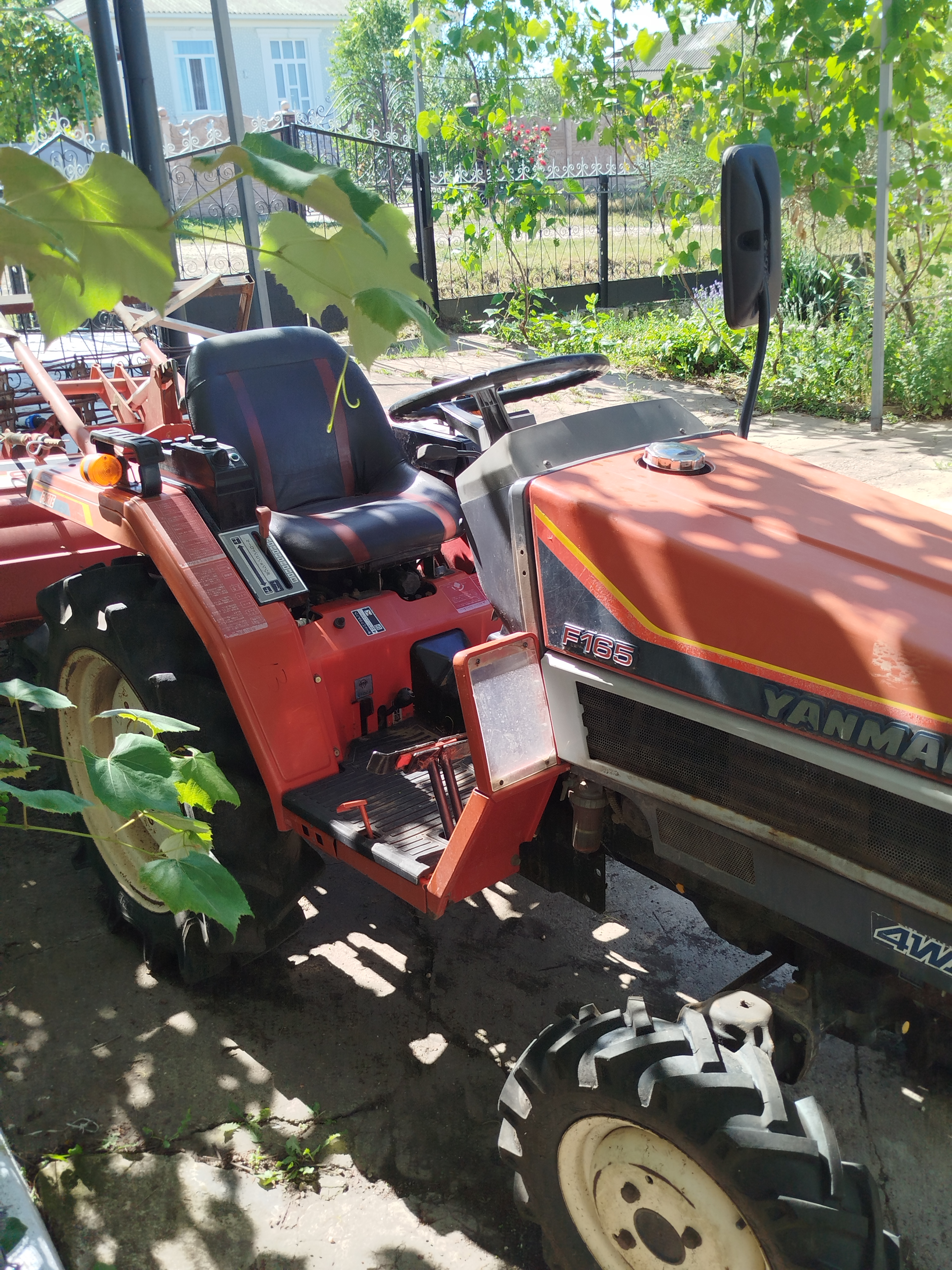 Vând tractor