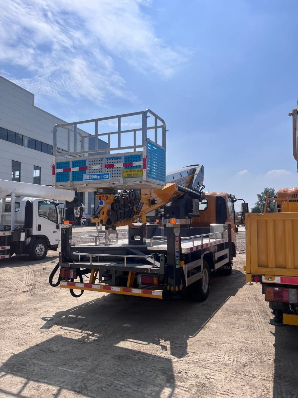 Noua platformă auto pe șasiul isuzu M100 GK32