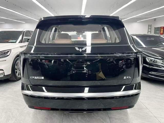 Wuling Starlight L